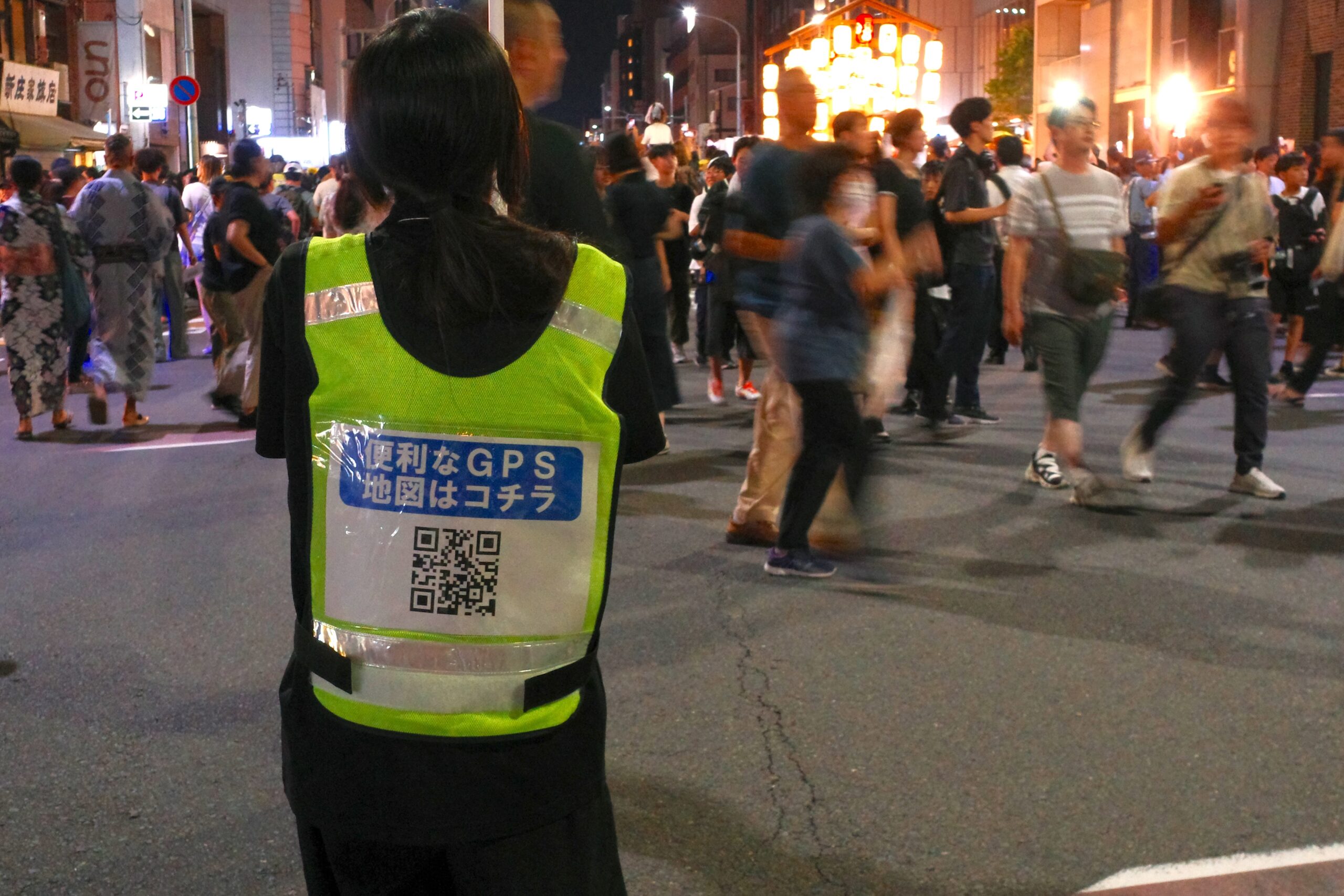 宵山ガイドのQRコードを付けた誘導員のビブス